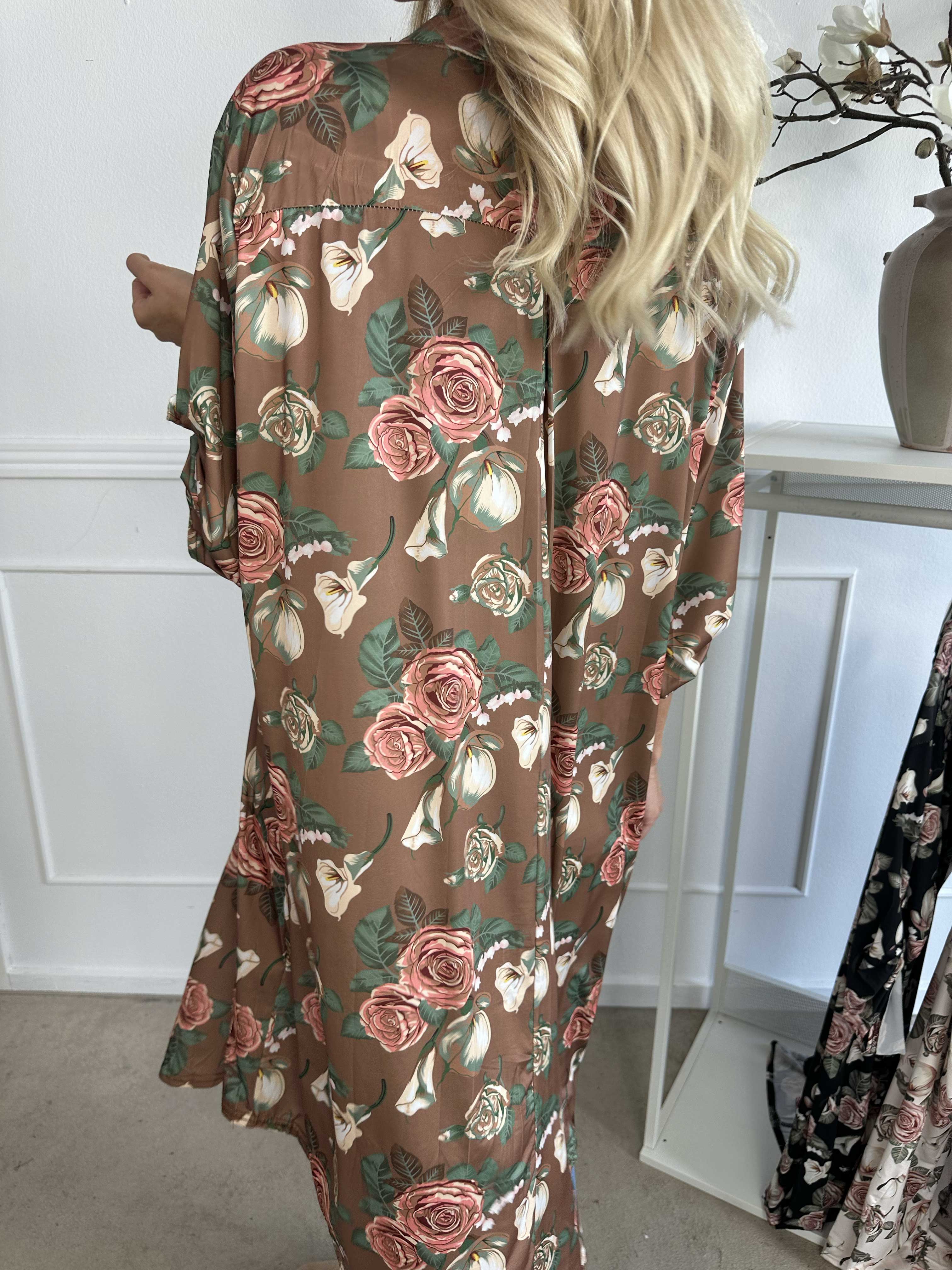 Ebba Flower Long - Sød blomstret kjole i elastisk stof